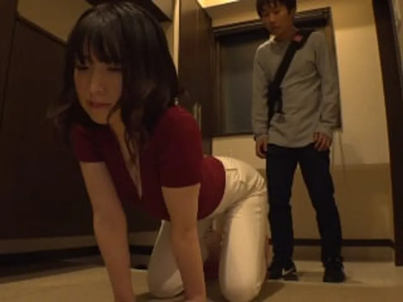 ông xã lo làm việc, cô vợ ở nhà lén lút với cậu thanh niên phòng bên