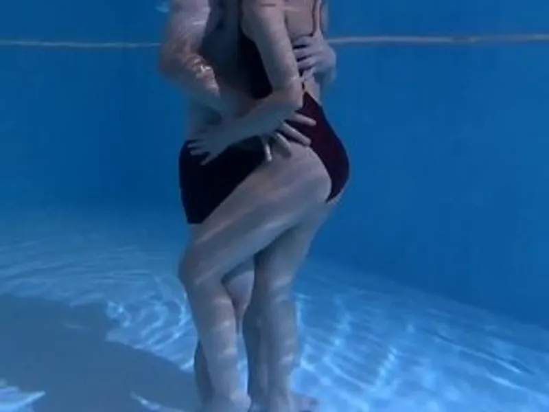 Người chồng lạnh nhạt, cô vợ địt nhau với hlv dạy bơi