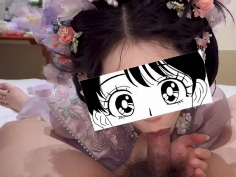 Gái xinh trong bộ đồ thiên thần nhỏ mút chuối cực đã